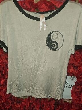 Luna Chix Beige/Black Short-Sleeve Ringer Tee with Sun & Moon Graphic Size Large